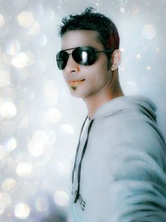 Apne gam ki numaish na kar
Apne nasib ki ajmaish na kar
Jo tera hai tere paas khud aayega
Har roz use pane ki khawahish na kar
Chu le tu aasma zamin ki talaash na kar
Ji le zindagi tu khushi ki talaash na kar
Taqdir badal jayegi apne aap hi aey dost
Muskurana sikh le wajh ki talaash na kar!!!